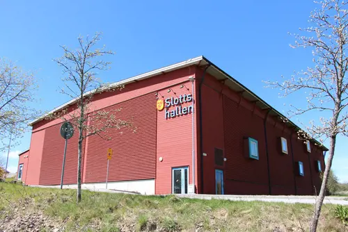Slottshallen ligger vid Tyresö skola.Adress: Tjärnstigen 1, TyresöBusshållplats: Tyresö skola (819, 875, 815C)Parkering: Finns i nära anslutning till hallen.Tillgänglighet: Manuell dörröppning till entrén. Läktare på övre och nedre planet. Hiss mellan planen. Handikapptoalett finns.Service: Föreningsdrivet café i hallen. Restaurang samt matbutik vid strandtorget ca 1 km från hallen.